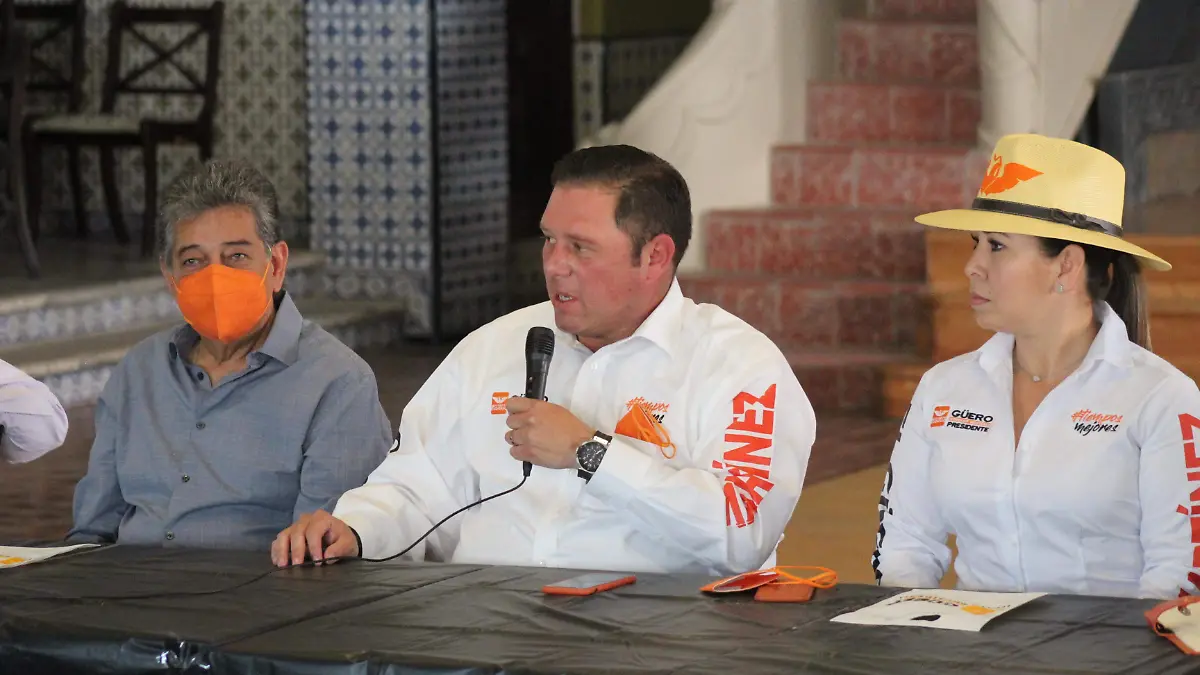 rodolfo el guero martinez con  comerciantes del centro. olga casas (1)